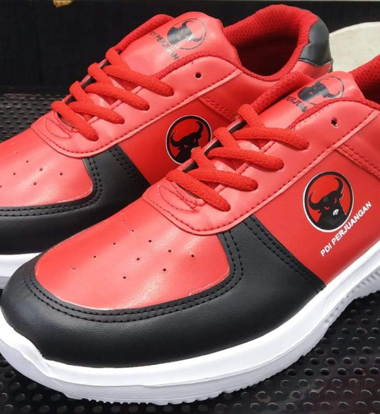 Pabrik Sepatu Merah Hitam PDIP 